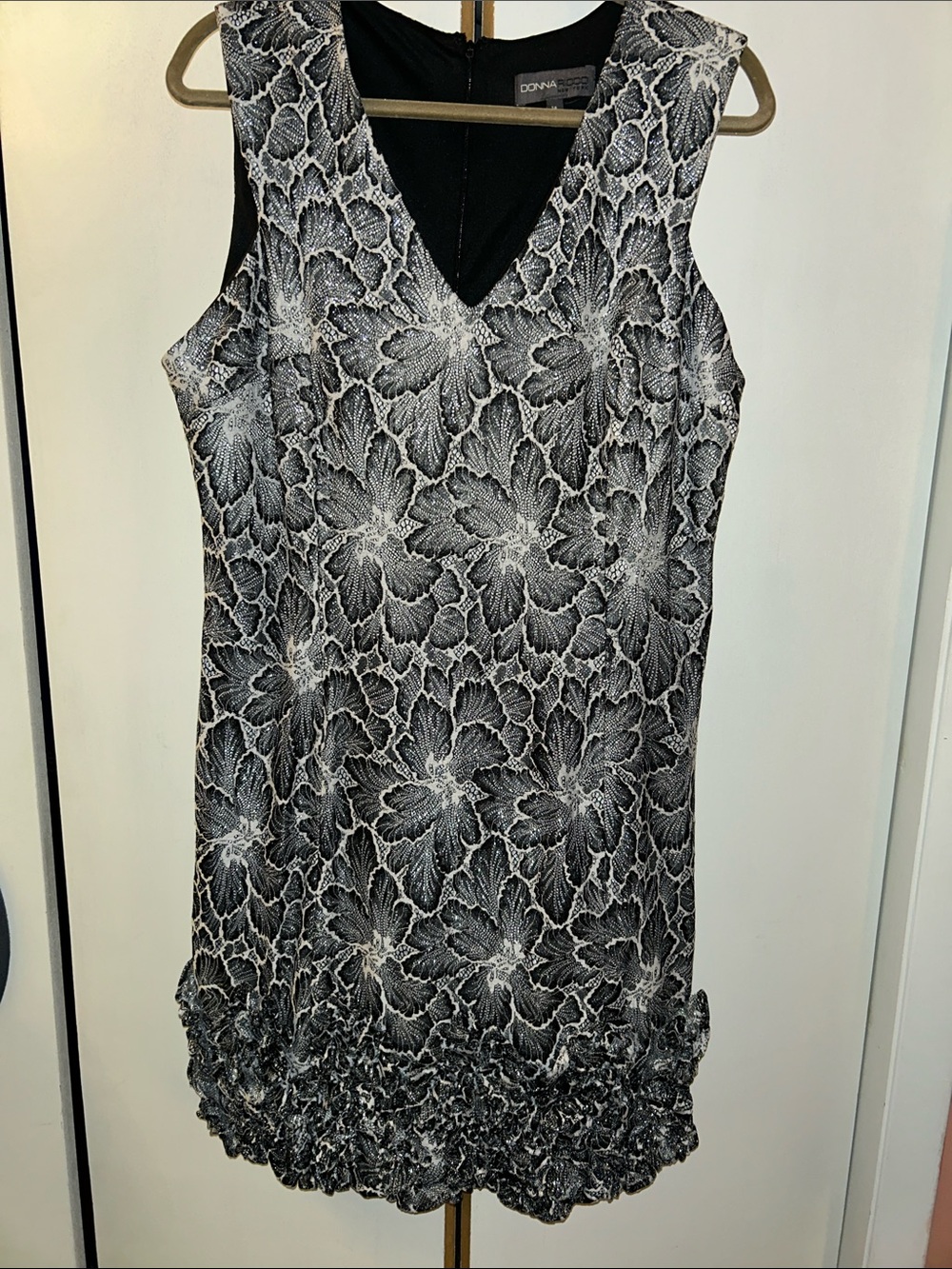 Donna Ricco Black and White Floral V-Neck Dress with Ruffle Hem